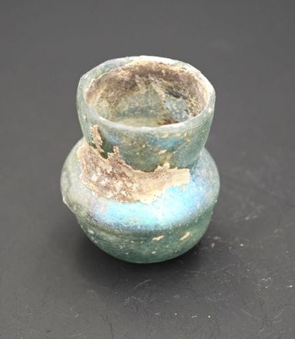 Petit récipient en verre soufflé, à panse globulai