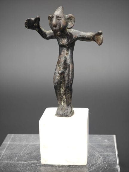 人形青铜小雕像
非洲风格作品，灵感源自古代原型

裸体男性形象，双臂张开，造型风格化

青铜材质，表