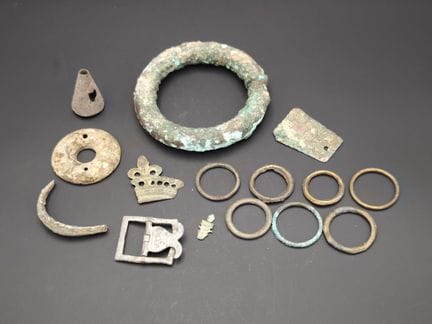 Ensemble de petits objets en alliage cuivreux comp