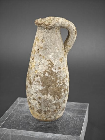 Petite bouteille piriforme en terre cuite à anse.
