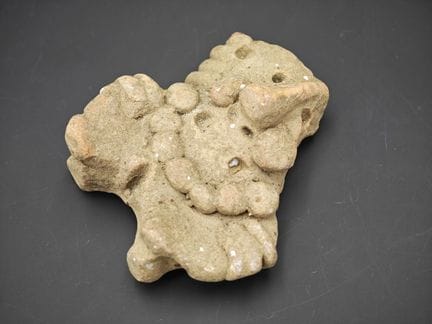 Fragment décoratif anthropomorphe en terre cuite o