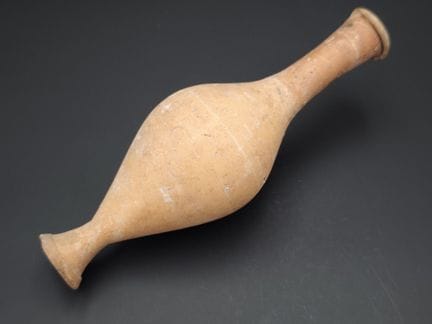 Objet en terre cuite de forme allongée à panse ren