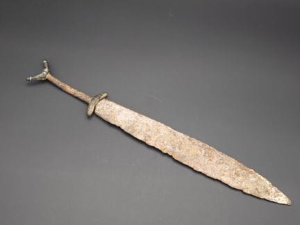 Un pugnale, reperto archeologico, con guardia inco