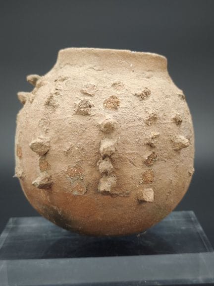 Petit vase globulaire en terre cuite, à décor appl