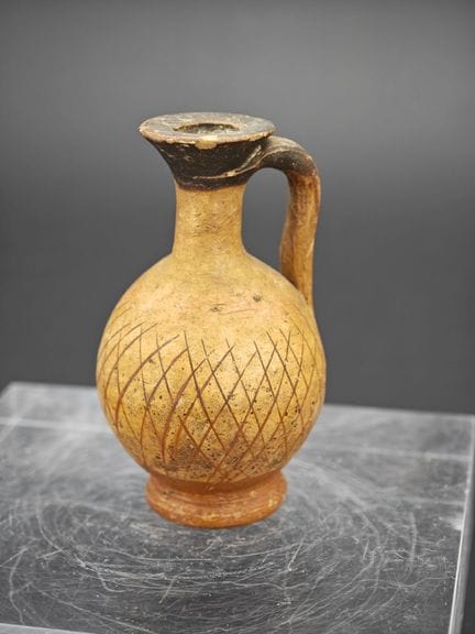 Pequeño jarrón de terracota con motivos geométrico