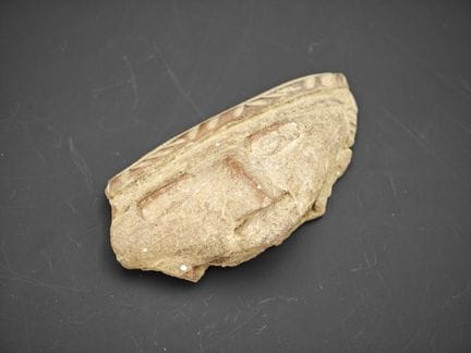 Fragment de visage égyptisant ancien en terre cuit