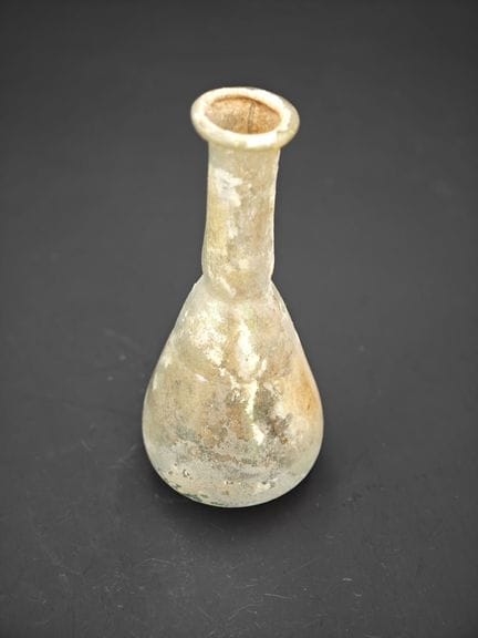Flacon en verre soufflé, à panse piriforme et long