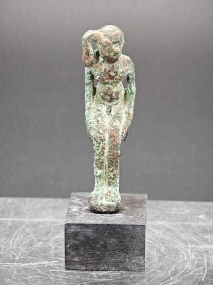 埃及风格——站立女性雕像
铜合金材质，表面呈绿色锈迹
安装在现代底座上
现代作品
有磨损和腐蚀痕迹
