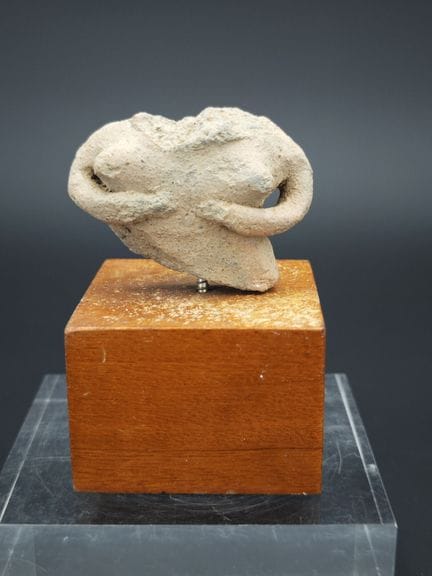 赤陶碎片及小部件，
古风风格的古董作品。
有瑕疵。
总高：10厘米；高：5厘米
重量：201克
