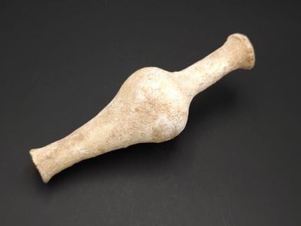 Objet en terre cuite de forme allongée à panse ren