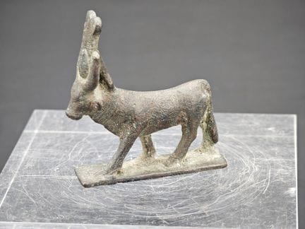 铜合金制埃及风格公牛小雕像
现代作品
有磨损和腐蚀痕迹

高度：6.5厘米
重量：92克