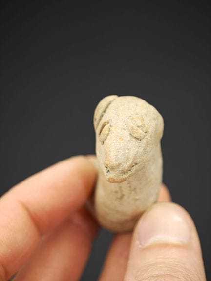 Petit sujet zoomorphe stylisé en terre cuite ou pi