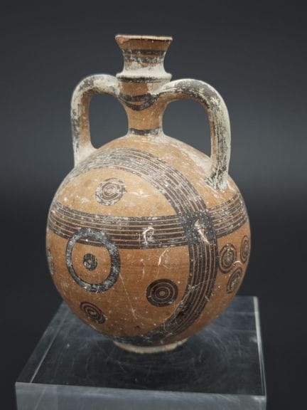 Jarrón de terracota con dos asas, con decoración g