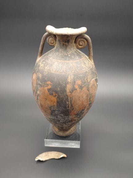 Jarrón de terracota con dos asas, decorado con fig