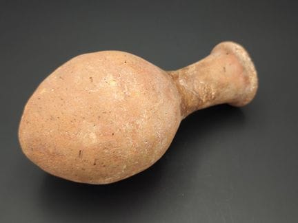 Objet en terre cuite de forme globulaire à panse b