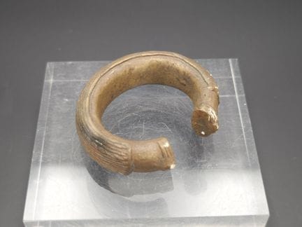Bracciale aperto in bronzo a sezione spessa, di fo