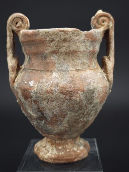 Vase à deux anses en terre cuite rouge, à panse ov