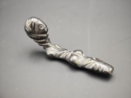 Petit élément en bronze à décor stylisé possibleme