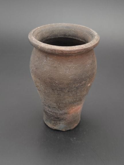 Pequeño jarrón de terracota con el cuerpo ligerame
