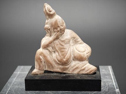 赤陶小雕像，坐姿人物
古代中国风格
赤陶材质，背面有穿孔

此件作品应为古物，
总高：8厘米；高：6