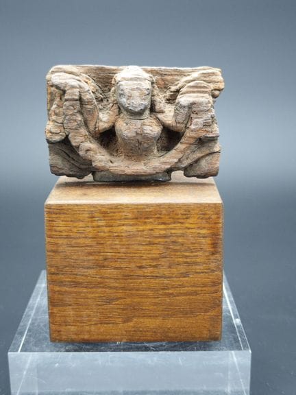 木雕浮雕残片，
刻画了一位风格化的女性形象，
古董作品。
有磨损和缺损。
总高：12厘米；高：5.5