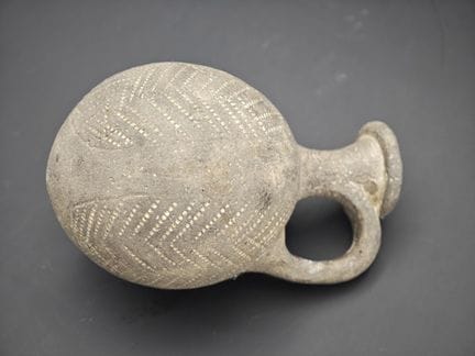 Petite poterie à décor géométrique en terre cuite 
