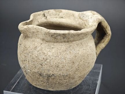 Petit pot à anse en terre cuite.
Travail ancien, p