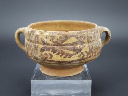 Coupe à deux anses en terre cuite à décor peint gé