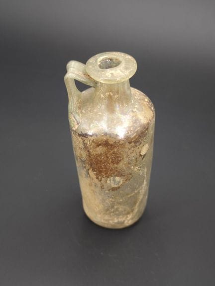 Flacon en verre soufflé, à corps cylindrique, épau
