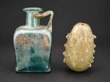 Deux flacons en verre soufflé ancien, comprenant :