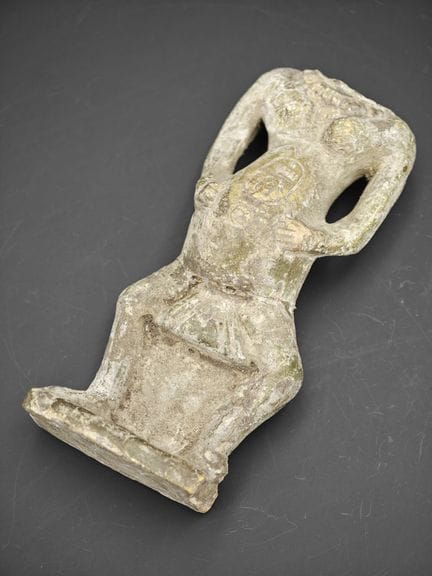Figure féminine stylisée en terre cuite ou pierre 