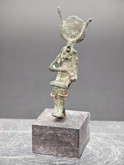埃及风格神祇小雕像（伊西斯/哈托尔），铜合金材质，带底座
现代作品
有磨损、腐蚀痕迹

总高：9厘米