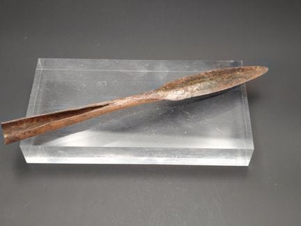 Punta in ferro con incavo, di forma fogliacea, che