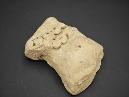 Fragment anthropomorphe en terre cuite à décor app