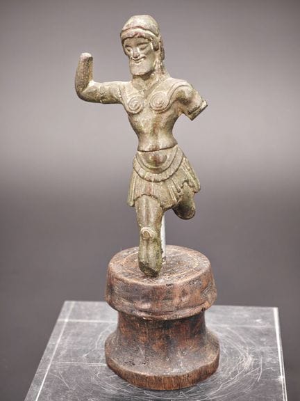 青铜小雕像，风格化人物，早期史前风格的古董作品

这件青铜小雕像刻画了一位处于动态中的风格化男性人物