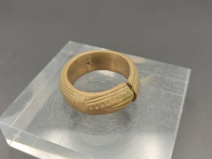 Bracciale aperto in bronzo a sezione spessa, di fo