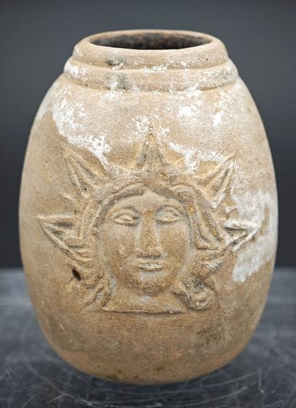 Petit vase en terre cuite moulée à décor de tête r