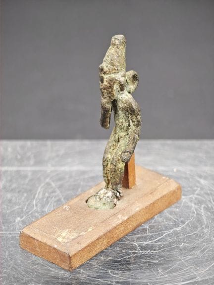 埃及风格——站立女性雕像
铜合金材质，表面呈绿红双色古铜色
安装在木质底座上（底座为后加）
现代作品