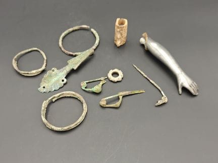 Lot d'objets en alliage cuivreux comprenant plusie