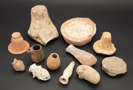 Ensemble de petits objets en terre cuite comprenan