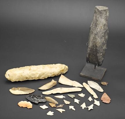 Ensemble de pièces lithiques et objets en pierre, 