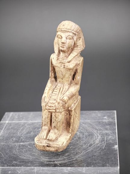 Statuette représentant un personnage assis de styl