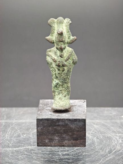 埃及风格——神祇小雕像（伊西斯/哈托尔）
铜合金材质，绿色古铜色
安装在现代底座上
现代工艺制作
有
