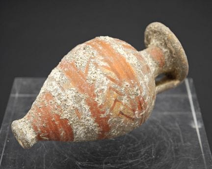 Petite poterie en terre cuite à décor géométrique 