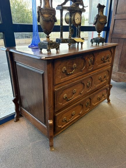 A chest of drawers known as a "Parisienne," made o