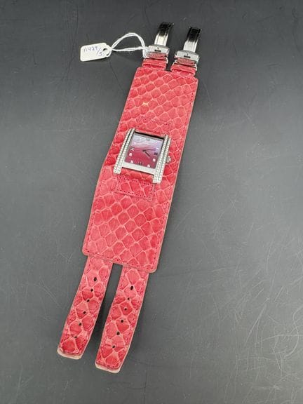 Tabbah, women's watch, with a leather strap featur