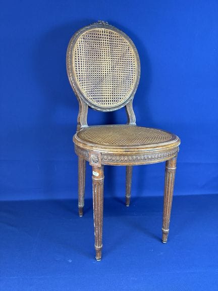 Silla de madera natural moldeada y tallada, con el