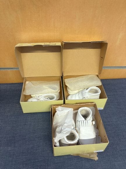 Biquet, suite de trois paires de chaussures pour b