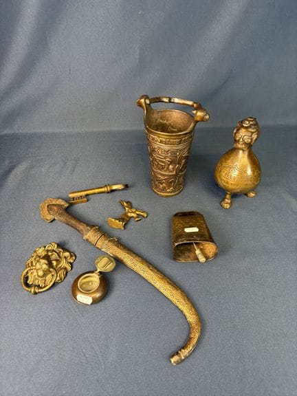 Lote de  varios adornos  de bronce