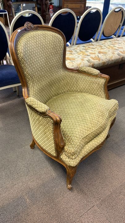 Sillón de madera de estilo Luis XV